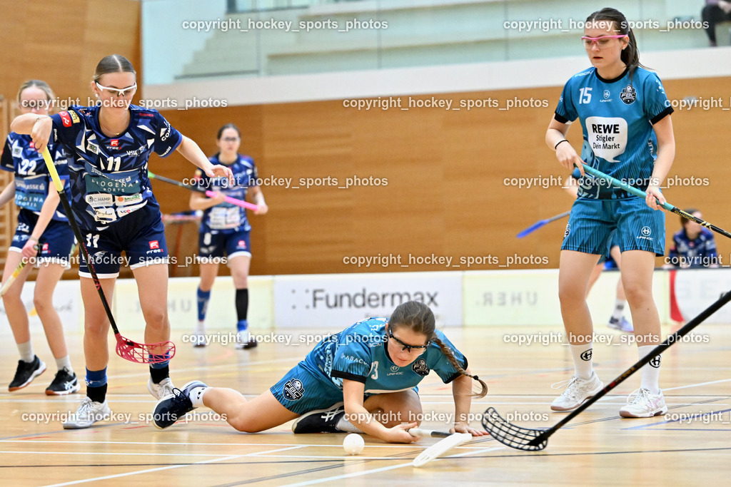 VSV Unihockey Damen vs. FCB München | #11 Patricia Achernig VSV Unihockey, #13 Sophie Haushofer FCB München, #15 Carla Ford FCB München, VSV Unihockey Damen vs. FCB München, VSV Unihockey Damen vs. FCB München am 24.01.2026 in Villach (Ballspielhalle St. Martin), Austria, (Photo by Bernd Stefan)