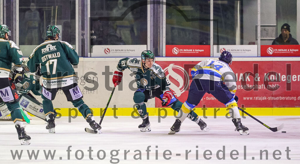 2026-01-09_038_TSV_Erding_gegen_Stuttgart_Rebels | Erding, Deutschland, 09.01.2026:Eishockey, Oberliga Süd 2025 / 2026, 35. Spieltag, TSV Erding gegen Stuttgart Rebels, Endergebnis: Elia Ostwald (Erding Gladiators, #17), Cristian Achim (Erding Gladiators, #62), Jayden Lammel (Stuttgart Rebels, #14)Foto: Christian Riedel / fotografie-riedel.net