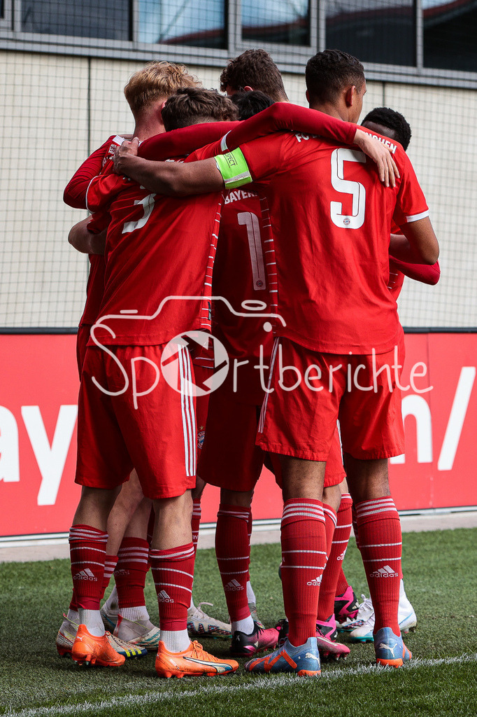FC Bayern Muenchen U19 - FC Augsburg U19 | Jubel der Bayern nach dem Treffer zum 1-0 durch Aleksandar PAVLOVIC (FCB #6)