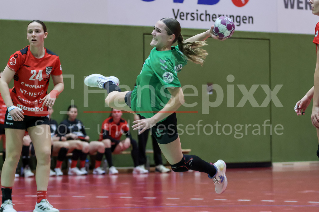 Handball, 2. Bundesliga Frauen, SV Werder Bremen - TG Nürtingen | v.li.: Luca Schumacher (SV Werder Bremen, 9) beim Wurf, am Ball, Spielszene, Aktion, Action