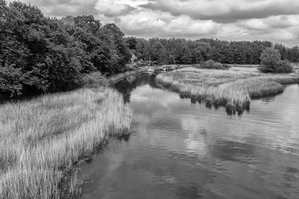 fischer-2020-096 | Wenige Kilomter östlich von Schleswig mündet die Loiter Au, auch Füsinger Au genannt, in die Kleine Breite der Schlei. - Realisiert mit Pictrs.com