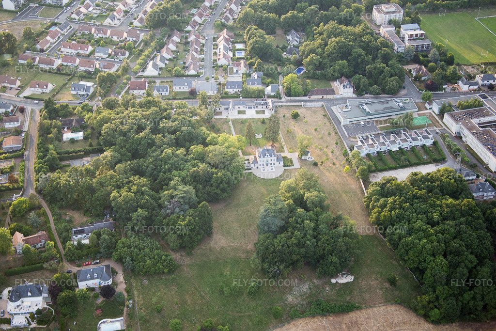 Aerial view: View of the town in Blois in the state Loir et Cher, France.Photo: IMG_082495.jpg taken on 06/20/2015 by Werner Riehm/FLY-FOTO.comResolution of the original: 5472 x 3648 px