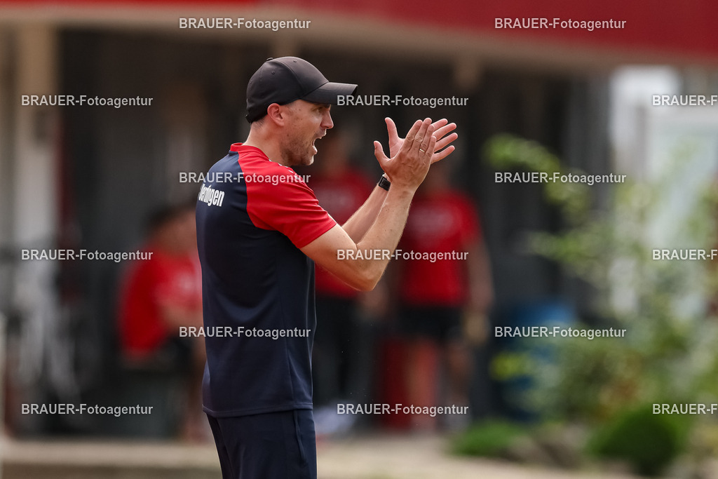 1_SVSKFC_20250726_0768.JPG -  - SV Schermbeck - KFC Uerdingen  - Testspiel | Schermbeck, Deutschland, 26.07.25: Trainer Julian Stöhr (KFC Uerdingen) gestikuliert, Gestik während des Testspiel Spiels zwischen SV Schermbeck - KFC Uerdingen  in der Volksbank Arena am 26. July 2025 in Schermbeck, Deutschland. (Foto von Stefan Brauer/Brauer-Fotoagentur)