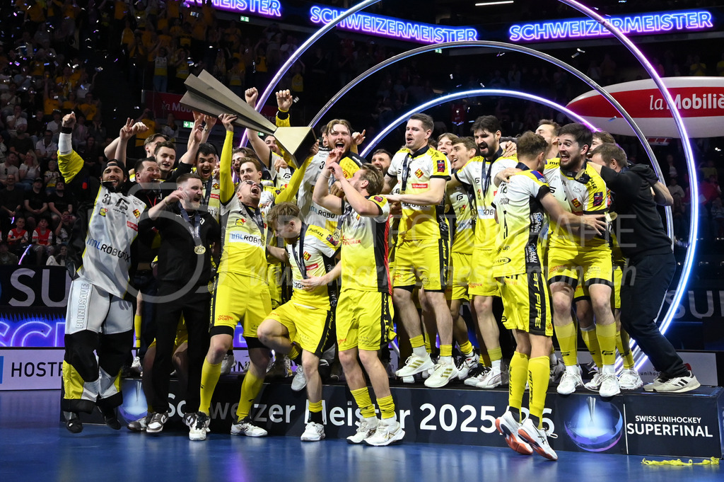 Zug United - HC Rychenberg - 25. April 2026 | Michel Wöcke (#22 HC Rychenberg Winterthur) präsentiert den Pokal seinen Mitspielern am L-UPL Superfinal-Spiel zwischen Zug United und HC Rychenberg am 25. April 2026 in der BCF Arena, Fribourg, Schweiz.Bild: Sportfotografie Markus Aeschimann | www.markus-aeschimann.ch - Realisiert mit Pictrs.com
