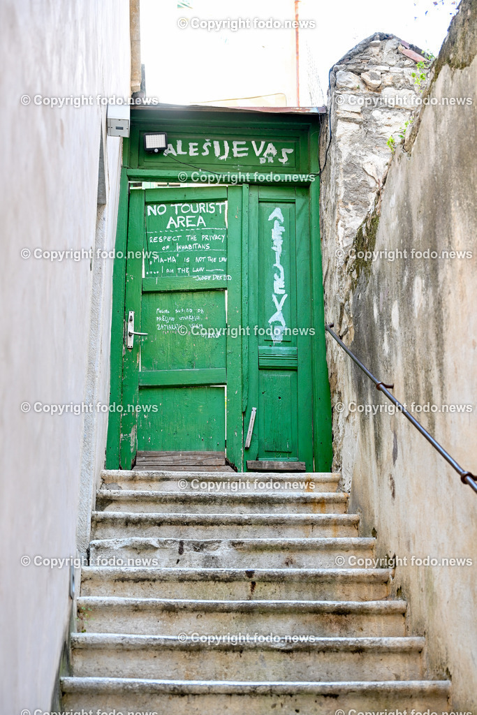 Kroatien_ Split_ 21.07.2025-68 | 21.07.2025, Kroatien, HRV, Split, im Bild Themenbild, Stadtansichten, Tuer, Tor, gruen, Privat, Touristen, Tourismus, Feature, SymbolbildSplit zweitgroesste Stadt Kroatiens. Die Stadt ist Verwaltungssitz der Gespanschaft Split-Dalmatien 