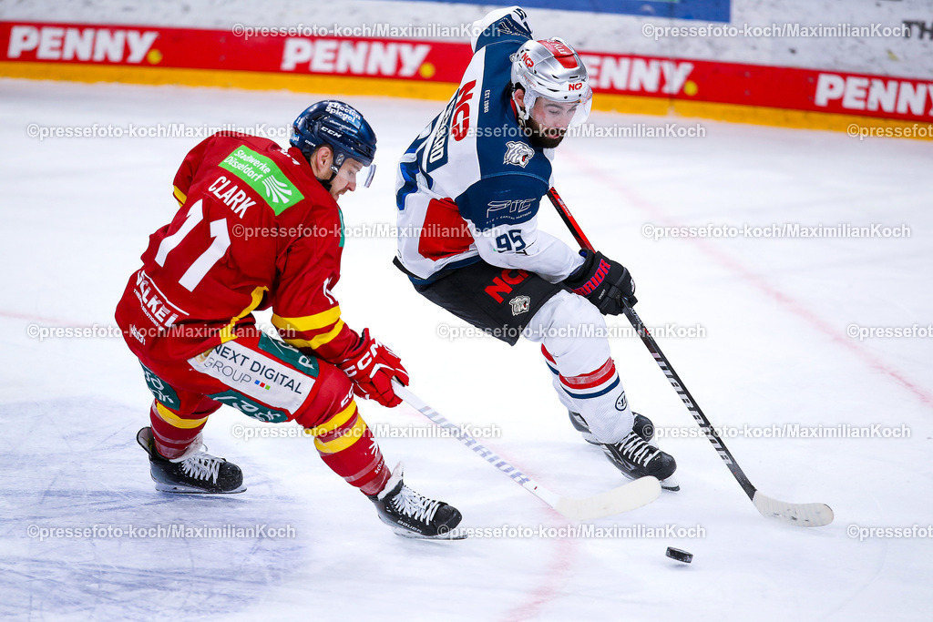 DueDEG19012401079 | 19.01.2024, Düsseldorf, Eishockey, Penny DEL, 39. Spieltag, PSD-BANK Dome, Düsseldorfer EG - Nürnberg Ice Tigers: Kevin Clark (Düsseldorfer EG) gegen Charlie Gerard (Nürnberg Ice Tigers)
