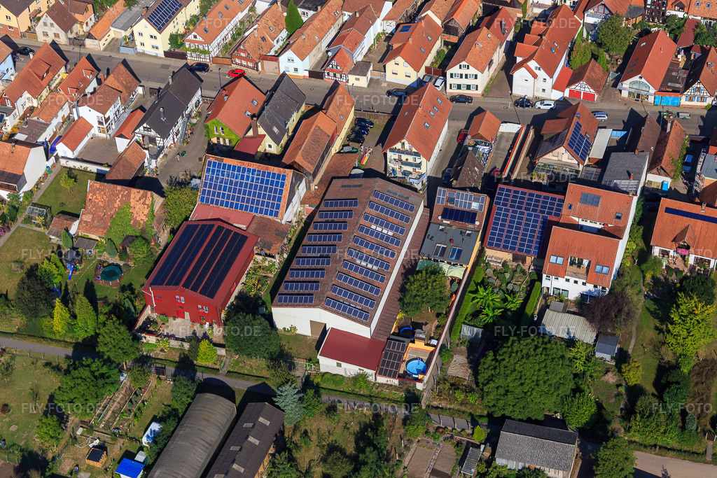 Luftbild: Scheuern mit PV-Dächern an der Rheinstr in Kandel im Bundesland Rheinland-Pfalz in Deutschland. Foto: IMG_095001.jpg vom 24.09.2016 durch Werner Riehm/FLY-FOTO.de