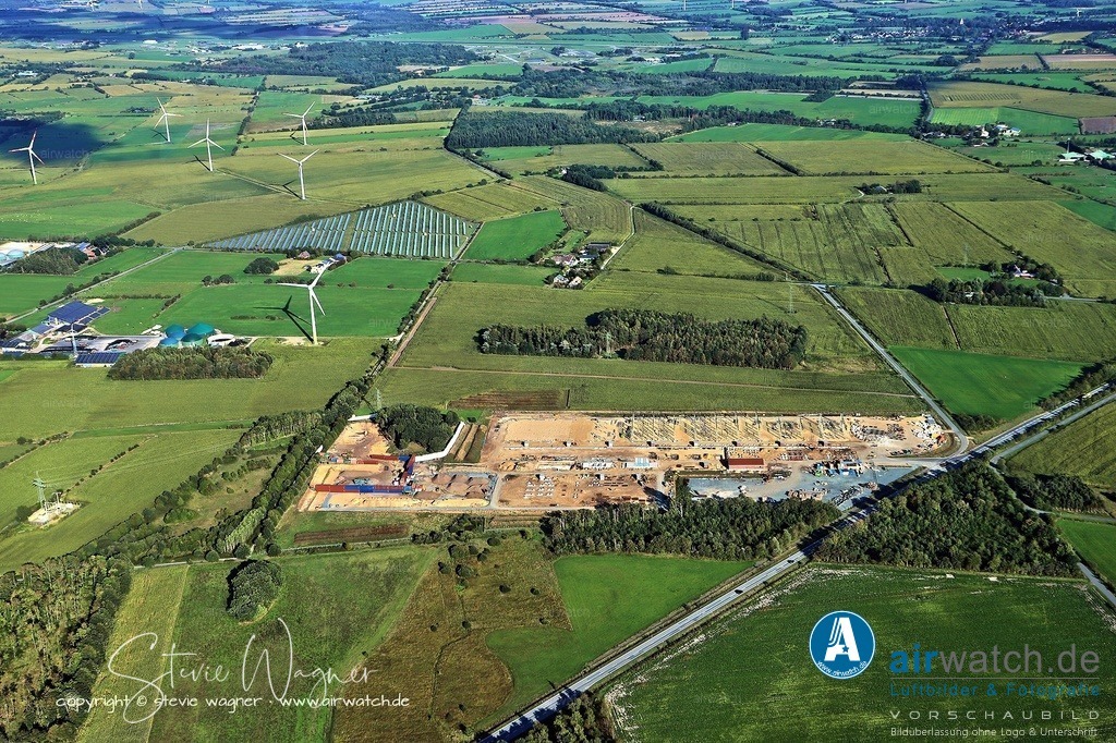 Luftbild Umspannwerk Husum/Nord - Der Bau begann im Juli 2017, die Inbetriebnahme erfolgte im September 2021  | Der Bau begann im Juli 2017, die Inbetriebnahme erfolgte im September 2021 im Rahmen des dritten Abschnitts der Westküstenleitung (Heide – Husum). Das Umspannwerk ist nicht dauerhaft besetzt und wird nur zu Wartungs- und Kontrollzwecken betreten. Es wird von TenneT TSO betrieben, dem zuständigen Übertragungsnetzbetreiber.