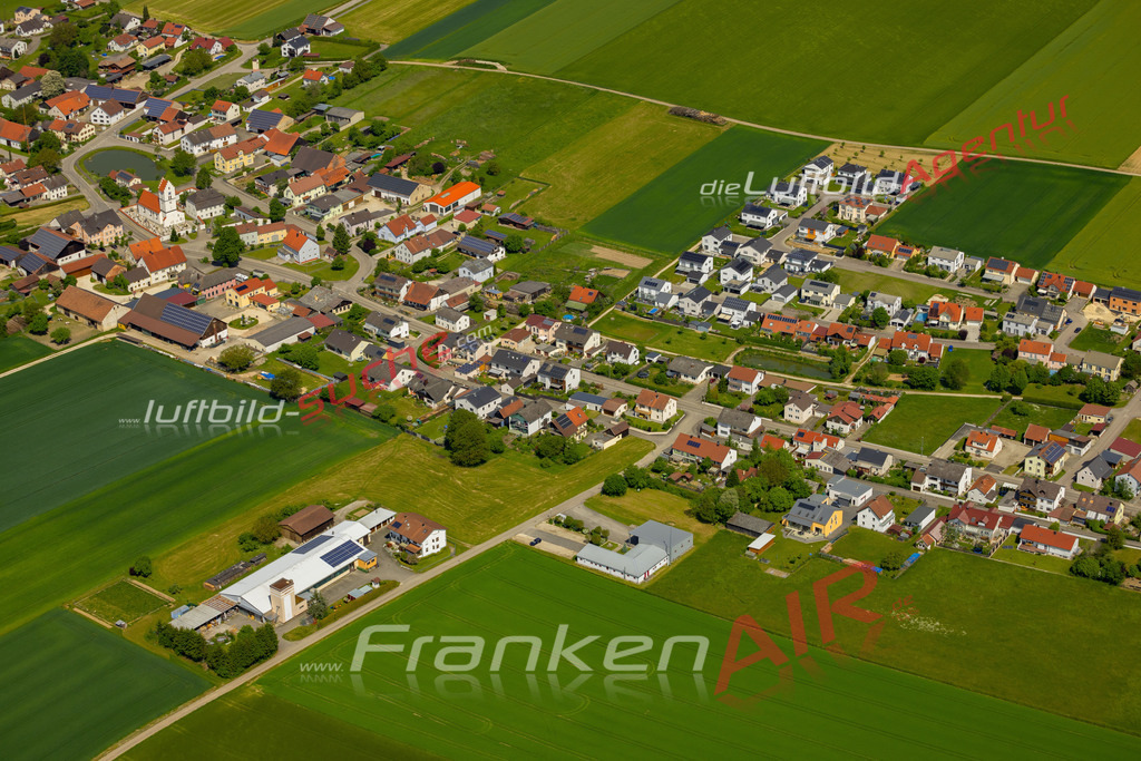 Das Luftbild zeigt Ochsenfeld Adelschlag - Die Luftaufnahme wurde 2023 vom UL-Flugzeug aus erstellt ( keine Drohne ) - Hochauflösende Luftaufnahme - Für grossformatige Ausdrucke geeignet. Die Geschenkidee !Mit Lizenz und Bildrechte bestellbar
