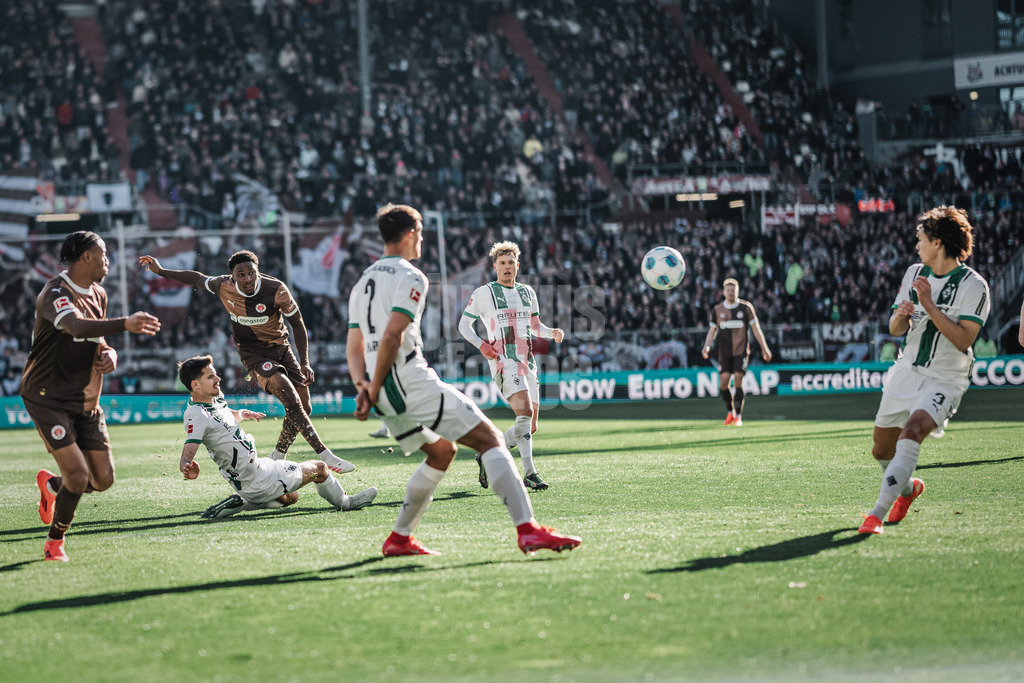 Fußball | Männer | Saison 2024/2025  | Fußball-Bundesliga | 28. Spieltag | FC St. Pauli vs. Borussia Mönchengladbach | 06.04.2025 | Oladapo Afolayan (#17, FC St. Pauli) schießt aufs Tor und trifft zum 1:1