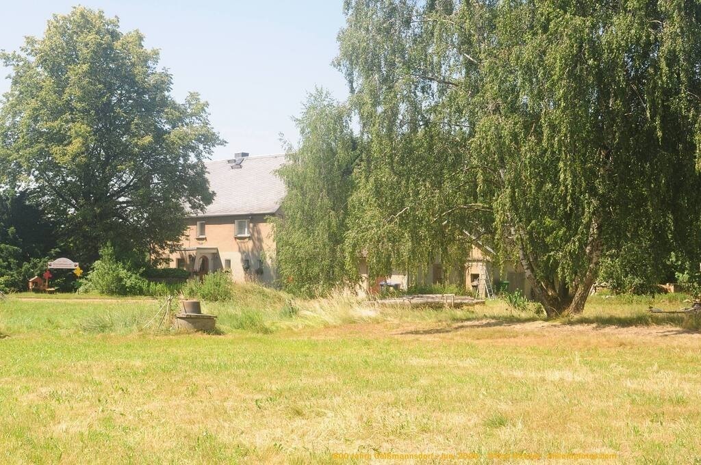 Geißmannsdorf-2026-Ortsbilder-173 | Geißmannsdorf bei Bischofswerda im Sommer 2026. Ein fotografischer Streifzug durch das Dorf Geißmannsdorf, mit Gebäuden, Straßen, Strohpuppen und geschmückten Vorgärten und Grundstücken anlässlich der 800-Jahr-Feier von Geißmannsdorf im Juni 2026 - Realisiert mit Pictrs.com
