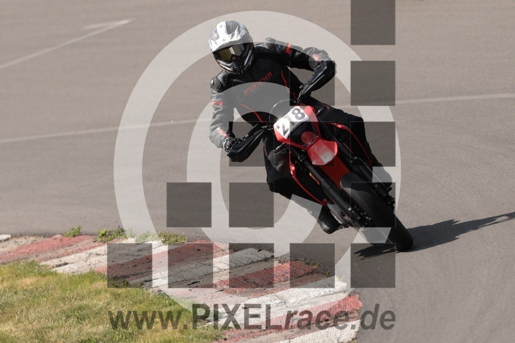 0218-20250503_10938 | Schöne Erinnerungen an spannende Momente - das festzuhalten ist unser Job. PIXELrace.de ist seit 2003 auf den Rennstrecken Europas unterwegs um die Action draußen beim Fahren und die wunderbare Stimmung imm Fahrerlager für euch einzufangen.
