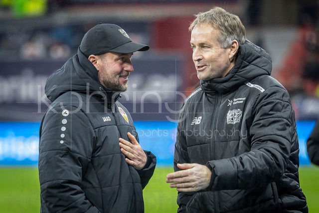 German Bundesliga, Bayer 04 Leverkusen vs. VfB Stuttgart, 10.01.2026 | LEVERKUSEN, GERMANY - JANUARY 10:  Kasper Hjulmand (Head Coach Bayer 04 Leverkusen) and Sebastian Hoeneß (Hoenes /Hoeness / Head Coach / Trainer VfB Stuttgart) chatting before the game during the German Bundesliga match on gameday 16 between Bayer 04 Leverkusen vs. VfB Stuttgart at BayArena on January 10, 2026 in Leverkusen, Germany. DFL REGULATIONS PROHIBIT ANY USE OF PHOTOGRAPHS AS IMAGE SEQUENCES AND/OR QUASI-VIDEO.