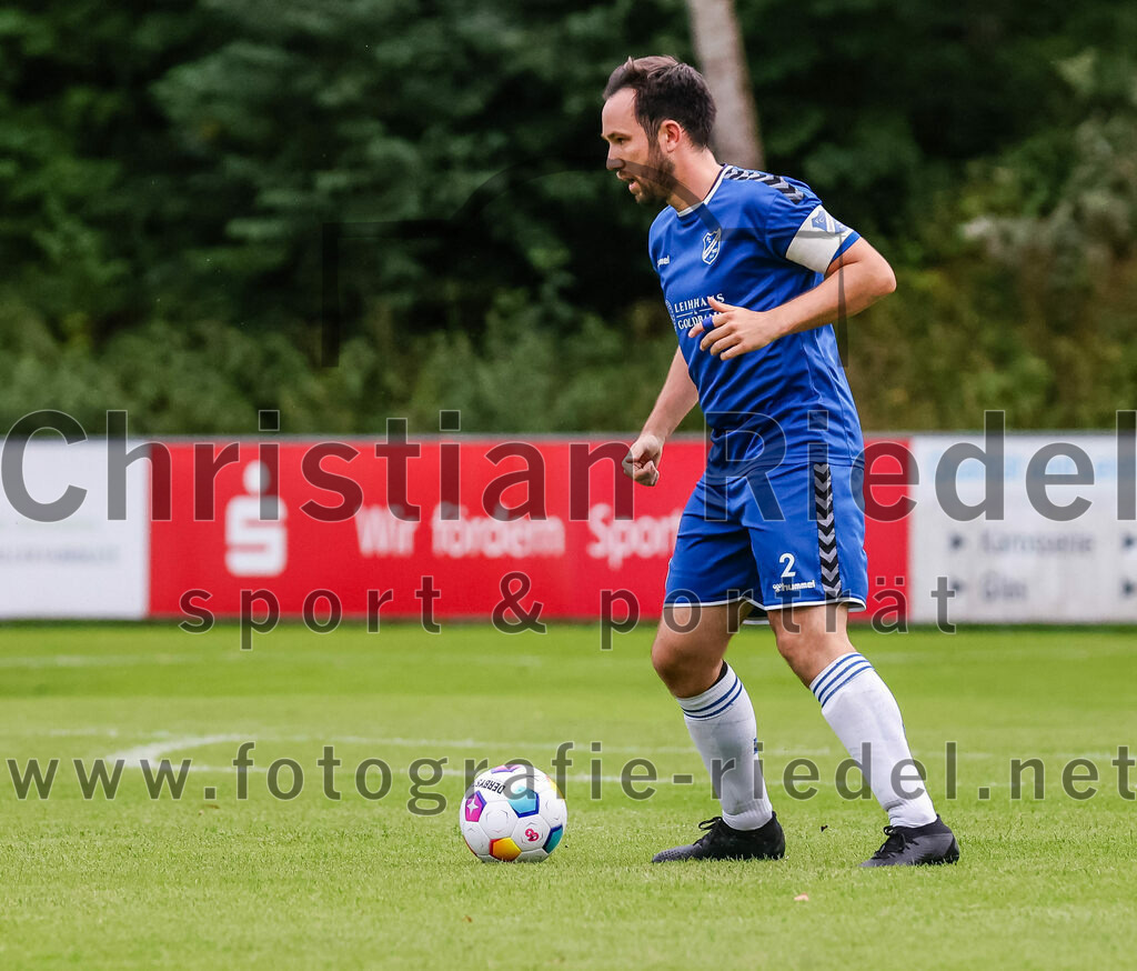 2023-08-04_065_FC_Forstern_gegen_FC_Langengeisling_II | Forstern, Deutschland, 04.08.2023:
Fußball, Kreisklasse 2023 / 2024, 1. Spieltag, FC Forstern gegen FC Langengeisling II, Endergebnis: 2:1

Christopher Scherm (FC Langengeisling, #2)

Foto: Christian Riedel / fotografie-riedel.net