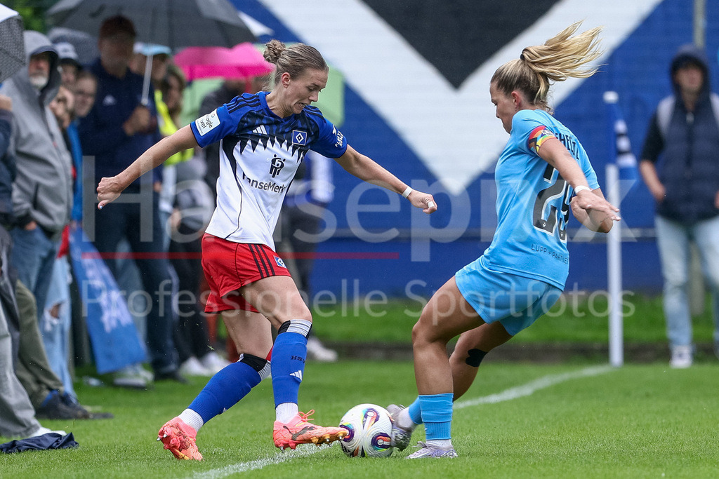 Fussball, Testspiel Frauen, Hamburger SV - FC Viktoria Berlin | v.li.: Annalena Wucher (Hamburger SV, 15) und Nina Ehegötz (FC Viktoria 1889 Berlin, 29) im Zweikampf, Duell, Dynamik, Aktion, Action, Spielszene