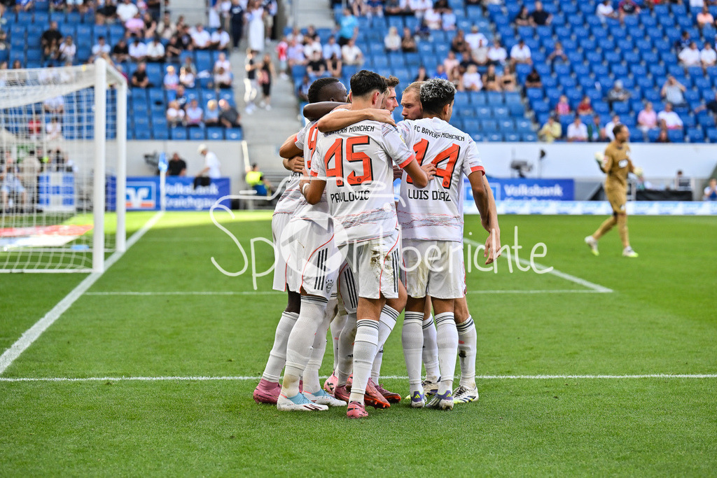 TSG 1899 Hoffenheim - FC Bayern München | Jubel der Bayern nach dem Treffer zum 0-2 durch Harry KANE (FC Bayern Muenchen 9) / Elfmeter / Tor / Torschuetze / Freude / Happy / Bundesliga: TSG 1899 Hoffenheim - FC Bayern München; PreZero-Arena am 20.09.2025 / DFL REGULATIONS PROHIBIT ANY USE OF PHOTOGRAPHS AS IMAGE SEQUENCES AND/OR QUASI-VIDEO