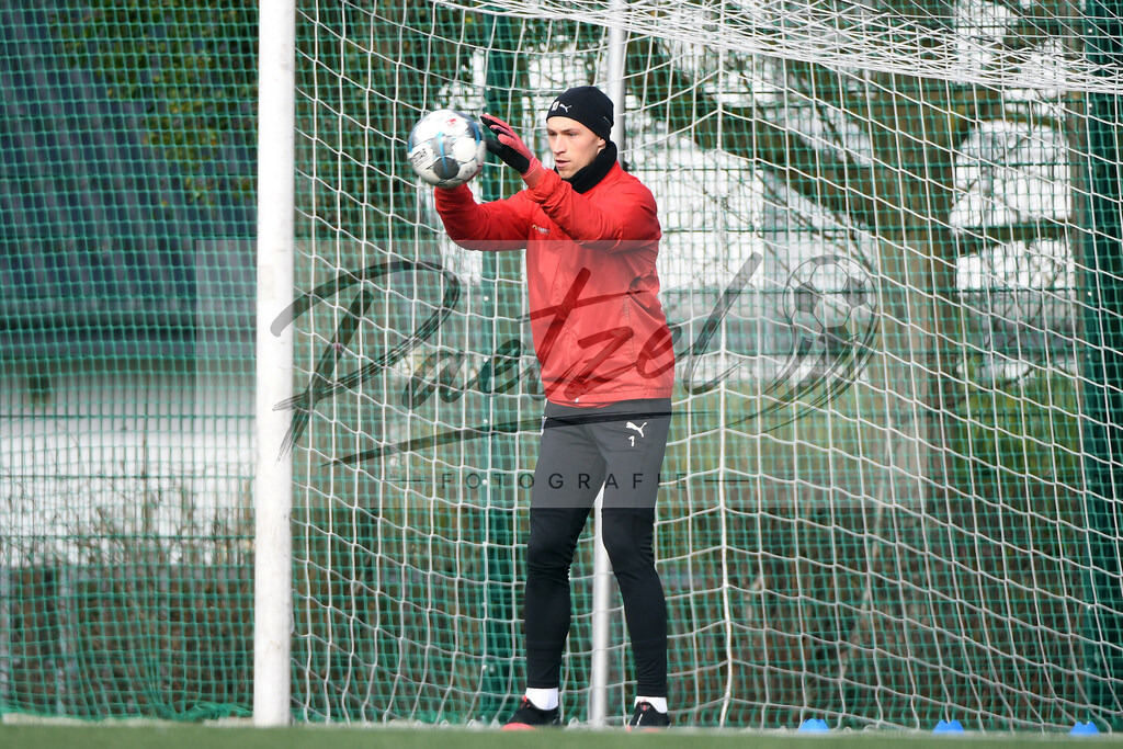 20200302_TRAOSN_0004 | Fussball, Herren: Torhueter Nils Koerber (VfL Osnabrueck) haelt einen Ball, mit einer Parade waehrend der Trainingseinheit des VfL Osnabrueck im Sportpark Illoshoehe am 02.03.2020 in Osnabrueck, Deutschland. - Realisiert mit Pictrs.com