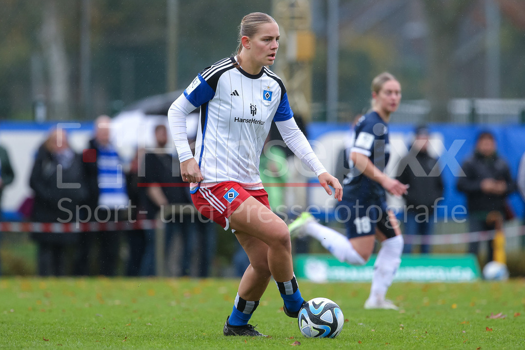 Fussball, 2. Frauen-Bundesliga, Hamburger SV - SC Sand | v.li.: Marlene Deyß (Hamburger SV, 3) am Ball, Einzelbild, Ganzkörper, Aktion, Action, Spielszene, DIE DFB-RICHTLINIEN UNTERSAGEN JEGLICHE NUTZUNG VON FOTOS ALS SEQUENZBILDER UND/ODER VIDEOÄHNLICHE FOTOSTRECKEN. DFB REGULATIONS PROHIBIT ANY USE OF PHOTOGRAPHS AS IMAGE SEQUENCES AND/OR QUASI-VIDEO.