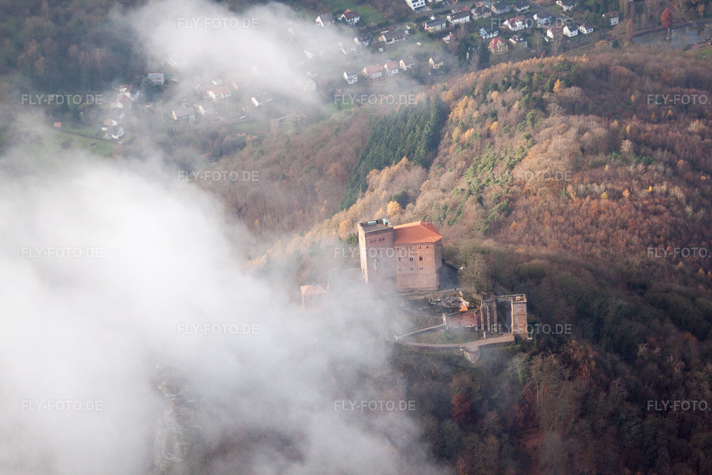 Luftbild: Burg Trifels in Wolken in Leinsweiler im Bundesland Rheinland-Pfalz in Deutschland. Foto: IMG_61183.jpg vom 30.11.2013 durch Werner Riehm/FLY-FOTO.de