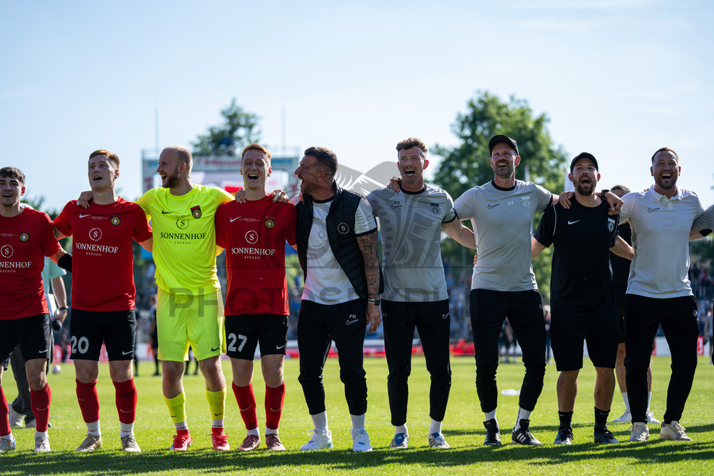 Stuttgarter Kickers vs. SG Sonnenhof Großaspach, Fussball, WFV-Pokal, Finale, 23.05.2026 | Team jubelt nach Abpfiff mit Fans, Zuschauern und Verantwortlichen,Stuttgarter Kickers vs. SG Sonnenhof Großaspach, Fussball, WFV-Pokal, Finale, 23.05.2026