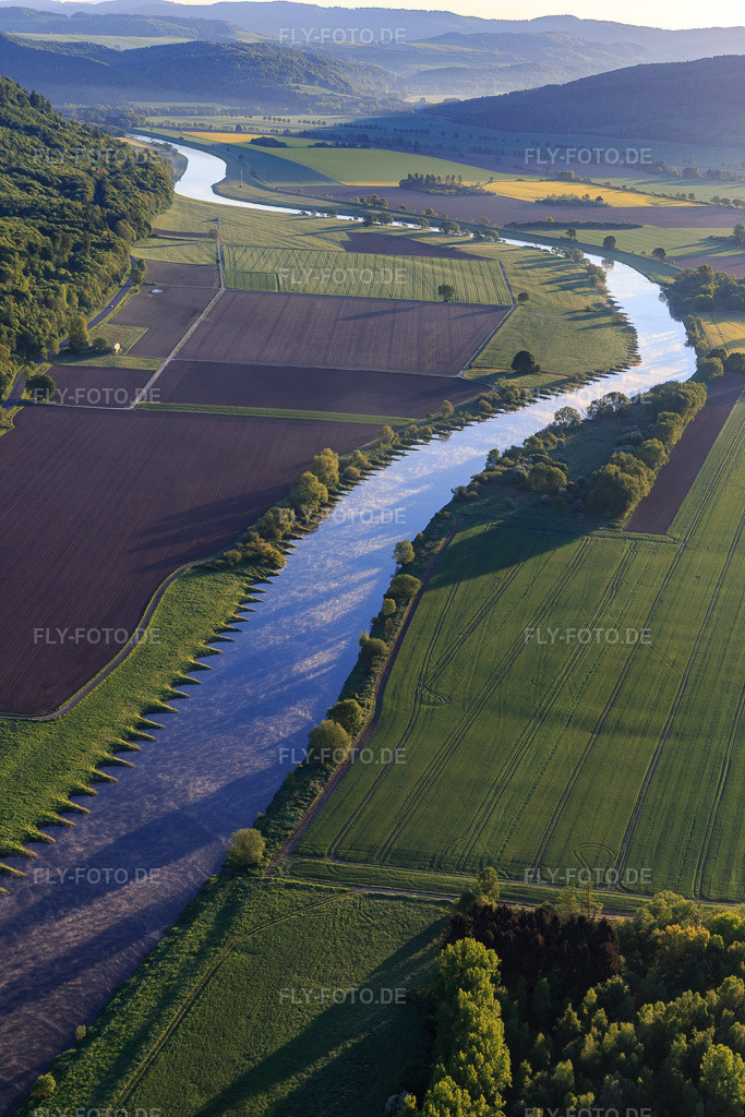 Luftbild: Verlauf der Weser am östlichsten Punk von NRW im Ortsteil Stahle in Höxter im Bundesland Nordrhein-Westfalen in Deutschland. Foto: IMG_107108.jpg vom 05.05.2018 durch Werner Riehm/FLY-FOTO.de