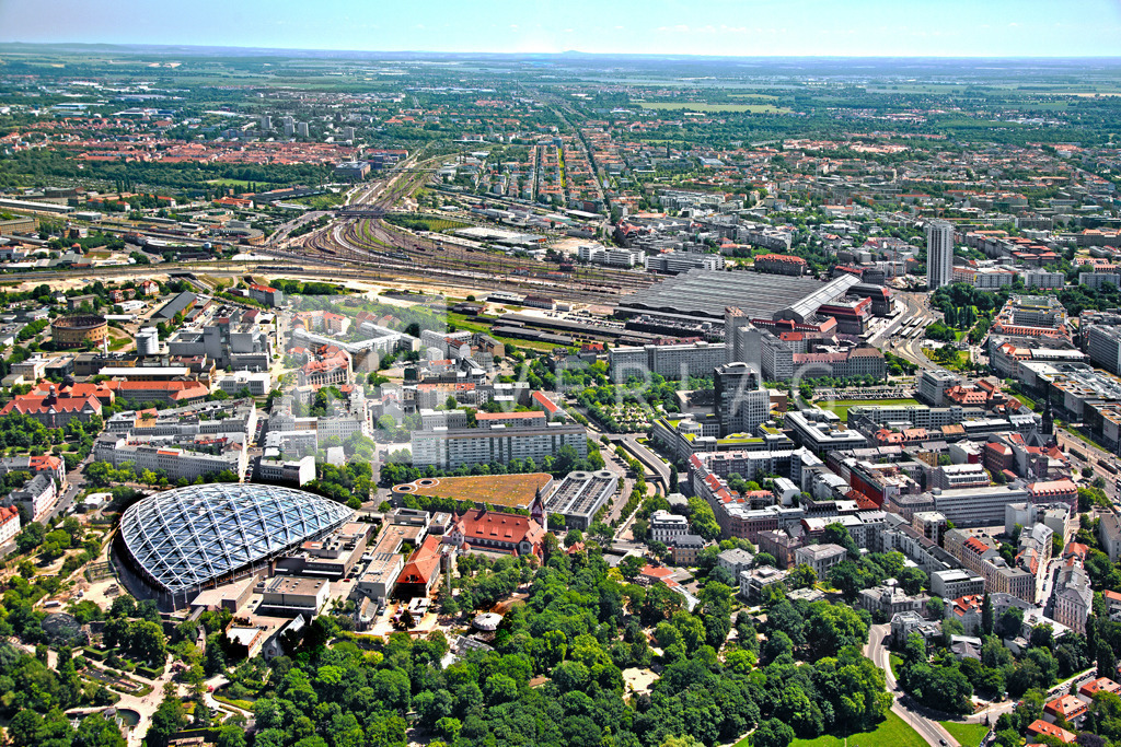 Leipzig-Luftbild-06_Luftaufnahme_Stadt | Blick auf die Stadt Leipzig. Im Vordergrund der Zoo und dahinter der Hauptbahnhof im Zentrum der Stadt Leipzig. - Realisiert mit Pictrs.com