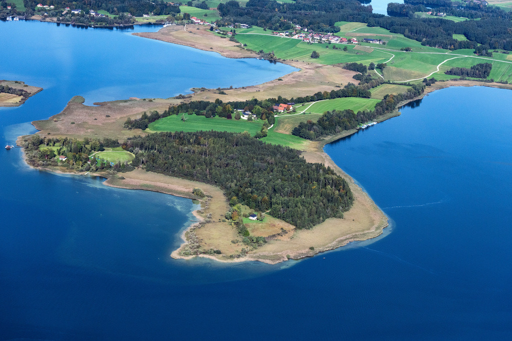 dr__0092586.jpg | BREITBRUNN AM CHIEMSEE 01.10.2021 Halbinsel Sassau mit Landzugang und Uferbereich auf dem Chiemsee mit Blick in die Chiemgauer Alpen in Breitbrunn am Chiemsee im Bundesland Bayern, Deutschland. // Peninsula Sassau with land access and shore area on the Chiemsee in Breitbrunn am Chiemsee in the state Bavaria, Germany. Foto: Daniel Reiter