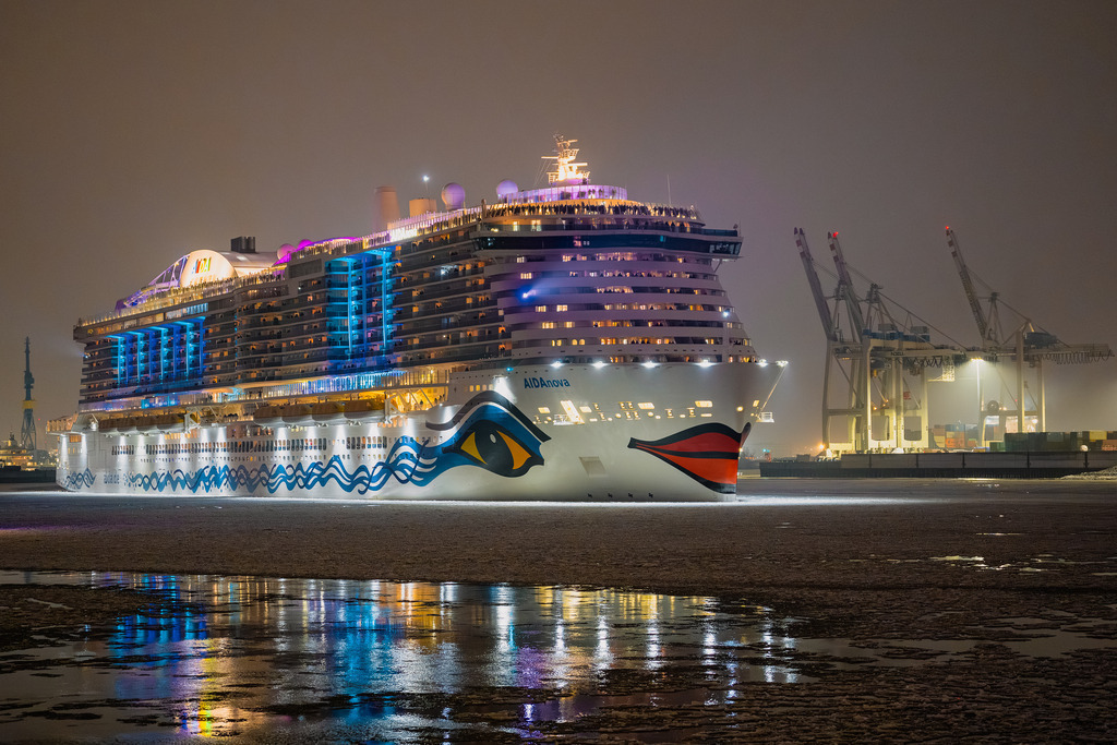 Eiszeit für den Kussmund | Das Kreuzfahrtschiff AIDAnova im Hamburger Hafen während einer Phase mit viel Treibeis und kalten Temperaturen. - Realisiert mit Pictrs.com