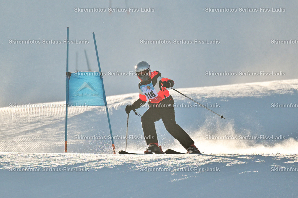 SRF_25.12.2025_0396 | Skirennfotos,Serfaus,Fiss,Ladis,Kinderskirennen,Winter,Tirol,Oberland,skirace,SFL,feelfree,weil wir's genießen,ski,Ski,skifahren,Sonnenplateau, - Realisiert mit Pictrs.com