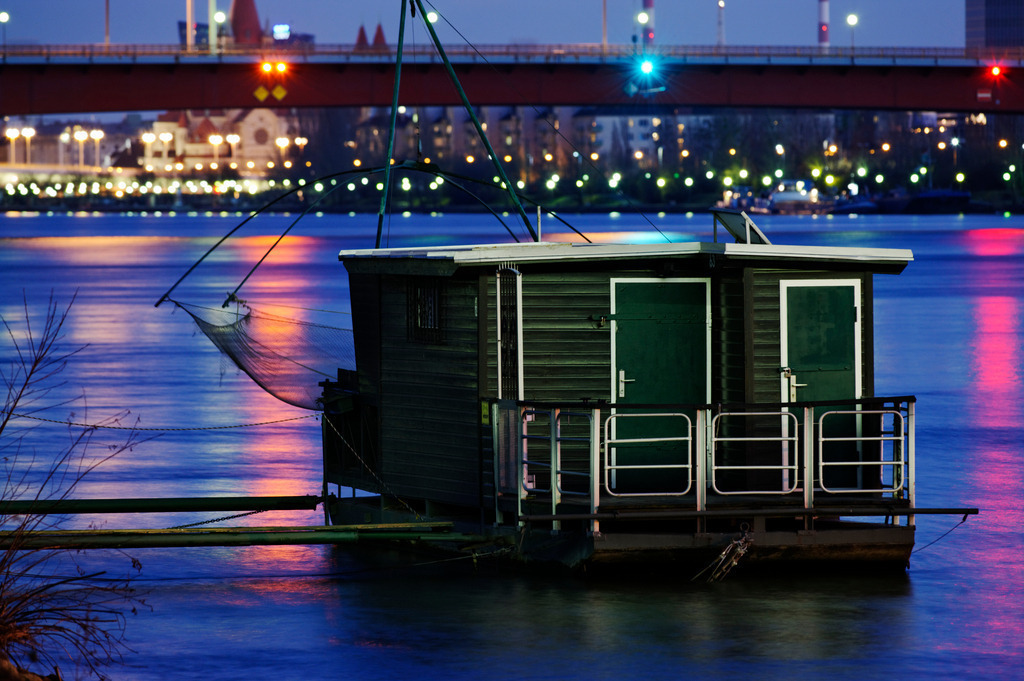 Hausboot an der Donau | Wien, Austria - February 06, 2011: Hausboot an der Donau. - Realisiert mit Pictrs.com