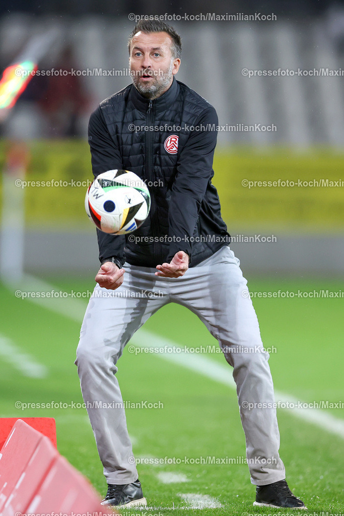 RWE3Liga25092401046 | 25.09.2024, Essen, Fußball,  Rot-Weiss Essen – Borussia Dortmund II (U23), bwin 3. Liga Herren, Stadion an der Hafenstraße, 7. Spieltag Saison 2024 2025: Trainer Christoph Dabrowski (Cheftrainer RWE) gestikulierend mit Spielball in den Armen am Spielfeldrand  DFB regulations prohibit any use of photographs as image sequences and or quasi-video.