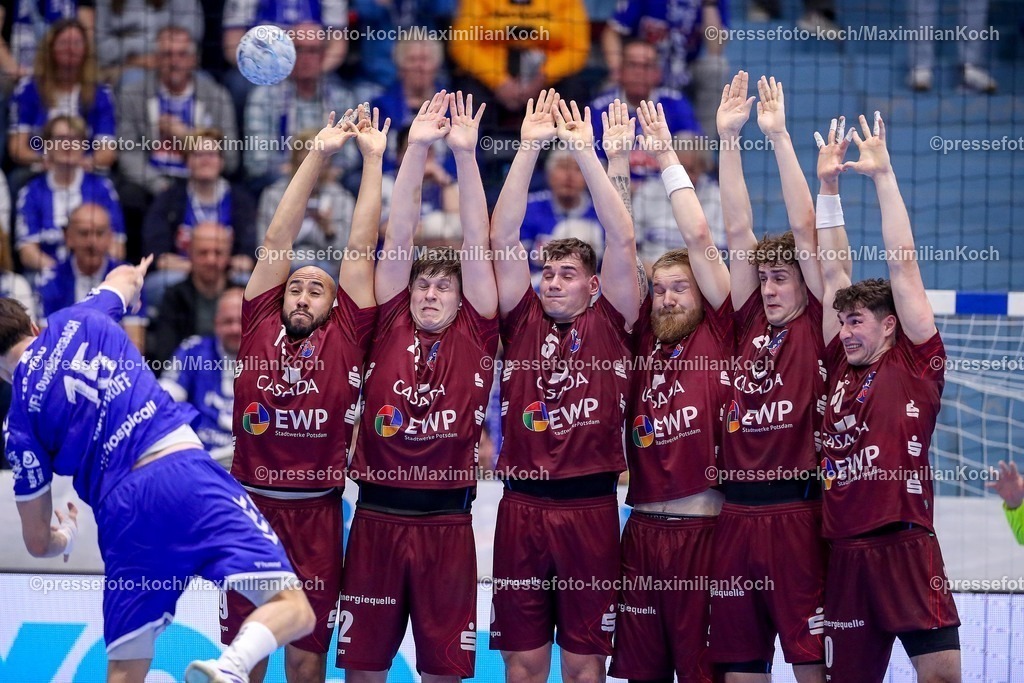 Gum25042501033 | 25.04.2025, Handball, HBL, VfL Gummersbach - 1. VfL Potsdam, Schwalbe-Arena: Miro Schluroff (GUM #15) wirft den Ball auf die Mauer des VFL Potsdam. Cyrill Akakpo (VfL Potsdam #19) Maxim Orlov (VfL Potsdam #22) Josip Simic (VfL Potsdam #05) Emil Hansson (VfL Potsdam #02) Nils Fuhrmann (VfL Potsdam #27) Elias Kofler (VfL Potsdam #10) 