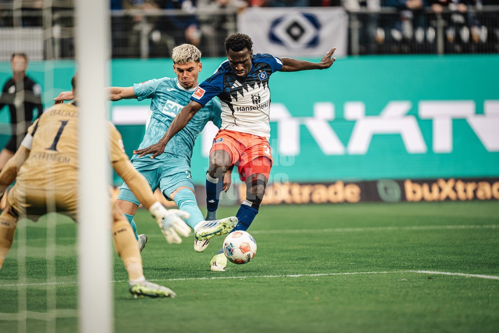 Fußball | Männer | Saison 2025/2026 | 1. Fußball-Bundesliga | 31. Spieltag | Hamburger SV vs. TSG Hoffenheim | 25.04.2026 | v.l. Albian Hajdari (#21, TSG Hoffenheim) gegen Bakery Jatta (#18, HSV)