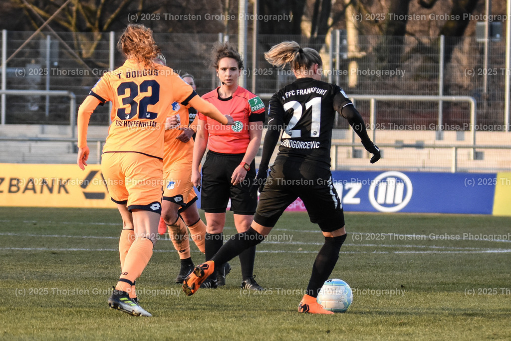 Fussball-BL Frauen 1. FFC Frankfurt vs. TSG 1899 Hoffenheim | Tamar Dongus #32 (TSG 1899 Hoffenheim), Crnogorcevic Ana-Maria #21 (1.FFC Frankfurt); Fussball-BL Frauen 1. FFC Frankfurt vs. TSG 1899 Hoffenheim, Fussball-Bundesliga Frauen am 24.02.2018 im Stadion am Brentanobad in Frankfurt/Main, (Deutschland) - Realisiert mit Pictrs.com