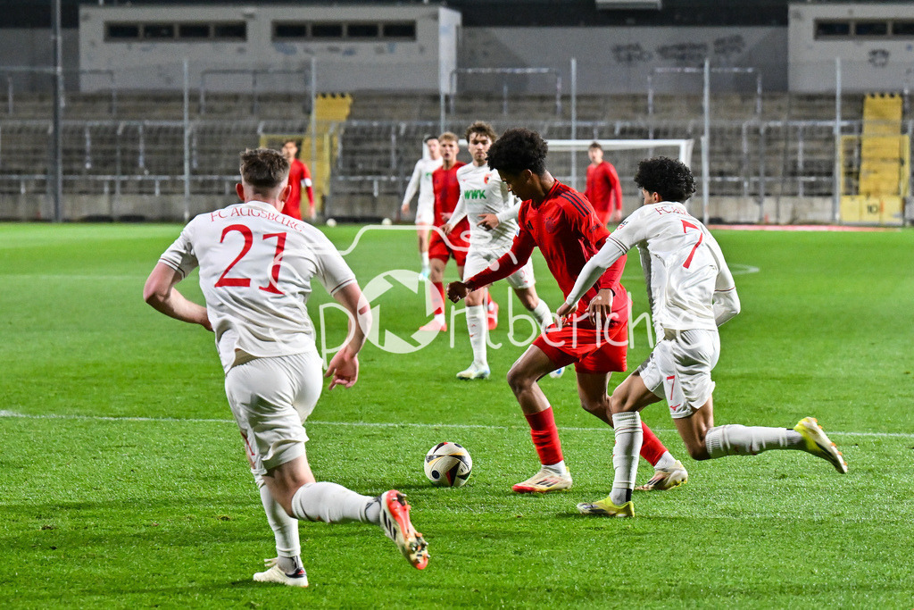 FC Bayern Amateure - FC Augsburg II | in dieser Szene wird der Torschuss von Julien YANDA (FC Bayern München II #3) von Aiman DARDARI (FC Augsburg II 7) geblockt / Regionalliga Bayern: FC Bayern Muenchen II - FC Augsburg II, Gruenwalder Stadion am 14.03.2025