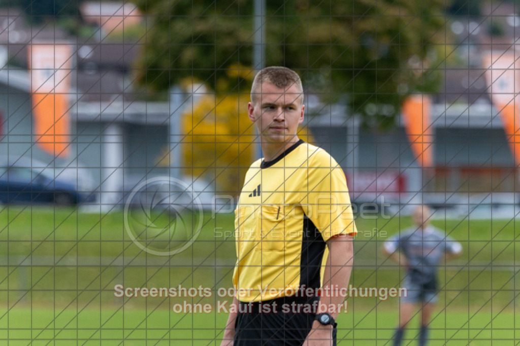20251004_141054_0079 | #,1.FC Donzdorf (rot) vs. FC Freiburg-St. Georgen (grau), Fussball, EnBW-Oberliga B -Juniorinnen, 04. Spieltag, Saison 2025/2026, Rasenplatz, Lautertal Stadion, Süßener Straße 16, 73072 Donzdorf, 04.10.2025 - 14:00 Uhr,Foto: PhotoPeet-Sportfotografie/Peter Harich