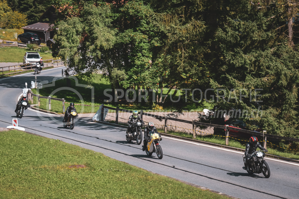 21. Arosa ClassicCar 2025 - 6. =September= 2025 | Das Feld der Motorräder an der Arosa ClassicCar 2025..@arosaclassiccar, @arosa.official, #arosaclassiccar, #arosa, #76curves, #classiccarBild: Sportfotografie Markus Aeschimann | www.markus-aeschimann.ch - Realisiert mit Pictrs.com