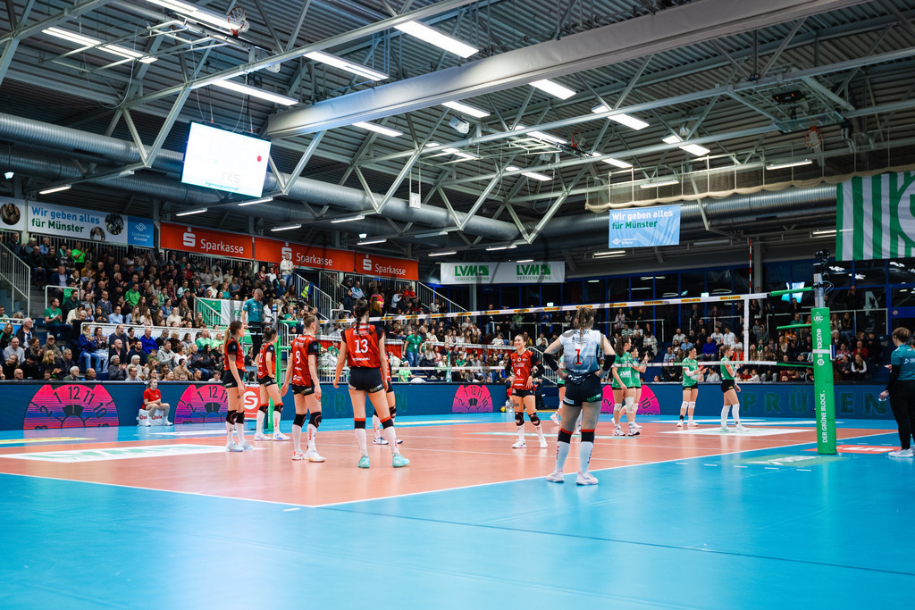 Volleyball, 1. Bundesliga Frauen, Hauptrunde, 8. Spieltag, Saison 2025/2026: USC Münster - Dresdner SC | 1. Bundesliga Frauen, Hauptrunde, 8. Spieltag, Saison 2025/2026, USC Münster empfängt Dresdner SC in der Sporthalle Berg Fidel in Münster. Foto: sportfotografie.ms | Markus Paletta - Realisiert mit Pictrs.com