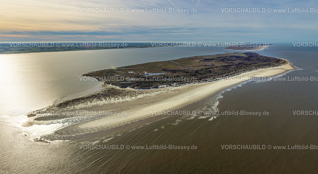 Aurich251105589Baltrum | Luftbild, Gesamtansicht der Ostfriesischen Insel Baltrum, Sandstrand, Feuchtwiesen und Baltrumer Dünen, Fernsicht und blauer Himmel mit Horizont, hinten die Insel Norderney, Baltrum, Norddeutschland, Ostfriesland, Niedersachsen, Deutschland