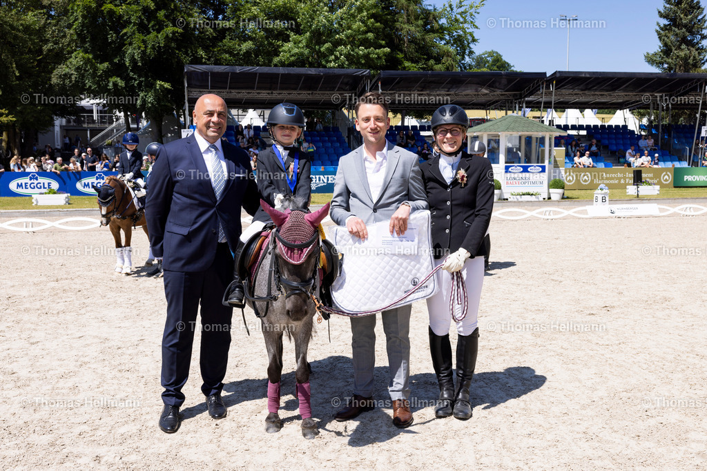 TH_652-OSTERMANN Annegret (GER)_ Xenia 81_19393 | Longines Balve Optimum 2024 am 08.06.24 in Balve, Schloss Wocklum, Thomas Hellmann, 652OSTERMANN Annegret (GER), Xenia 81