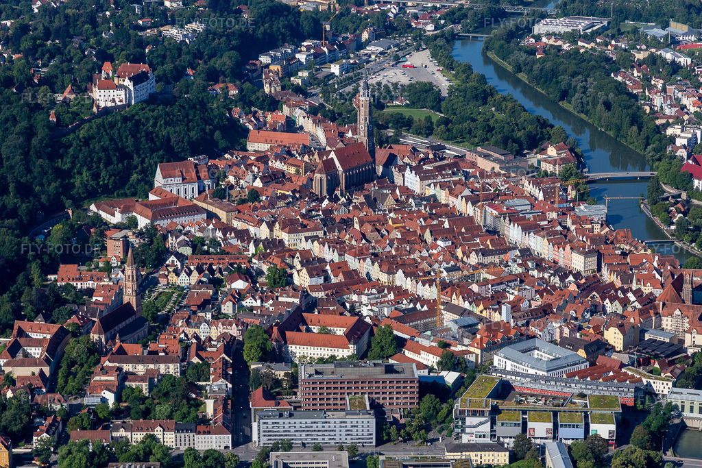 Luftbild: Neustadt und Altstadt Landshut in Landshut im Bundesland Bayern in Deutschland. – Foto: IMG_133070.jpg vom 03.07.2022 durch Werner Riehm/FLY-FOTO.de – Auflösung des Originals: 5472 x 3648 px – Stadt Landshut