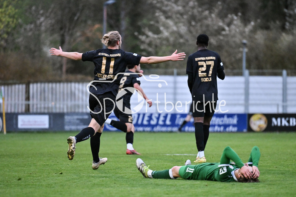 VfB Eichstätt - TSV Schwaben Augsburg | EICHSTÄTT, GERMANY - 14. APRIL: Jubel der Gäste nach dem Treffer zum 0-1 durch Achitpol KEEREEROM (TSV Schwaben Augsburg 29) / Tor / Torschuetze / Freude / Happy  während dem Match zwischen dem VfB Eichstätt und dem TSV Schwaben Augsburg am 19. Spieltag der Regionalliga Bayern im Hirsch Sportpark