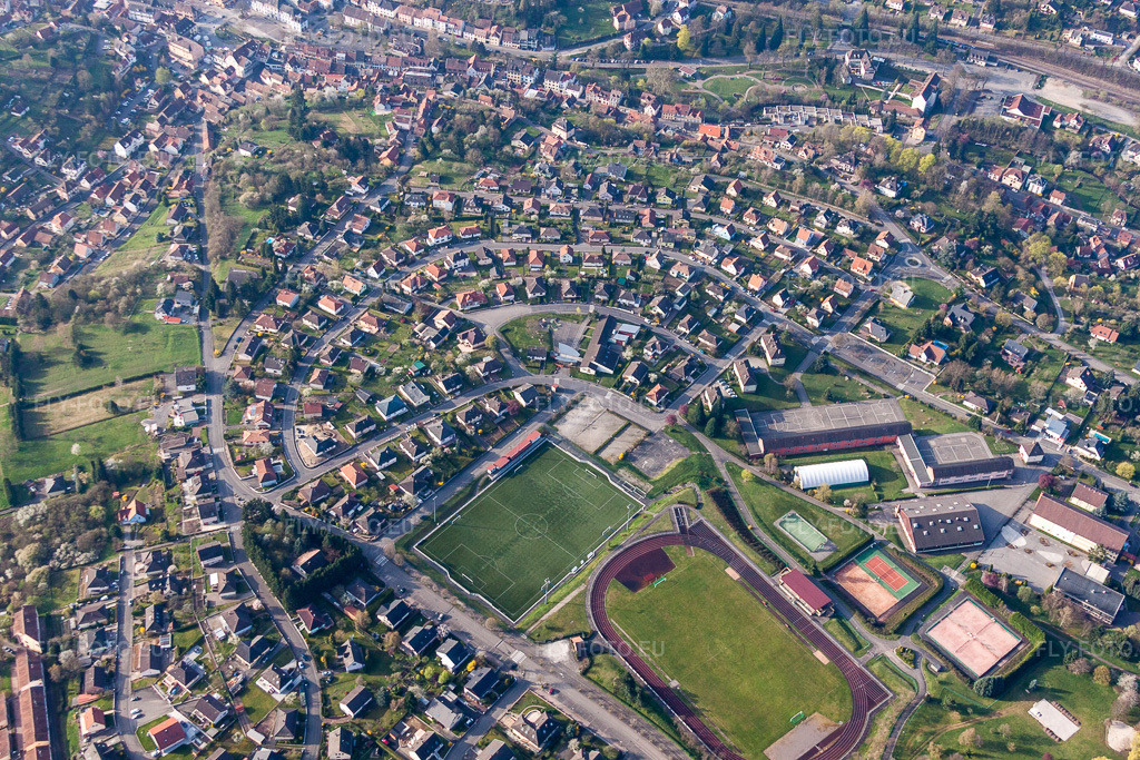 Vue aérienne: Ensemble d'installations sportives, terrain de football synthétique à Niederbronn-les-Bains dans le département Bas Rhin, France. Photo: IMG_63716.jpg prise le 30/03/2014 par Werner Riehm/FLY-FOTO.eu – Résolution de l'original: 4752 x 3168 px