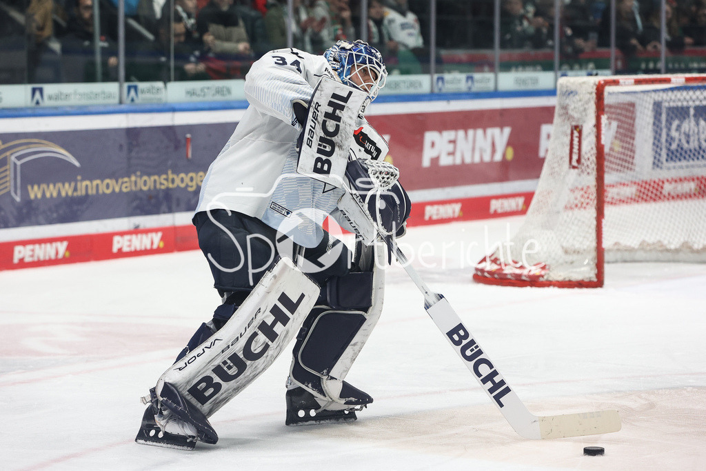 Augsburger Panther - ERC Ingolstadt | Michael GARTEIG (ERC #34) am Puck / Freisteller / Einzelfoto