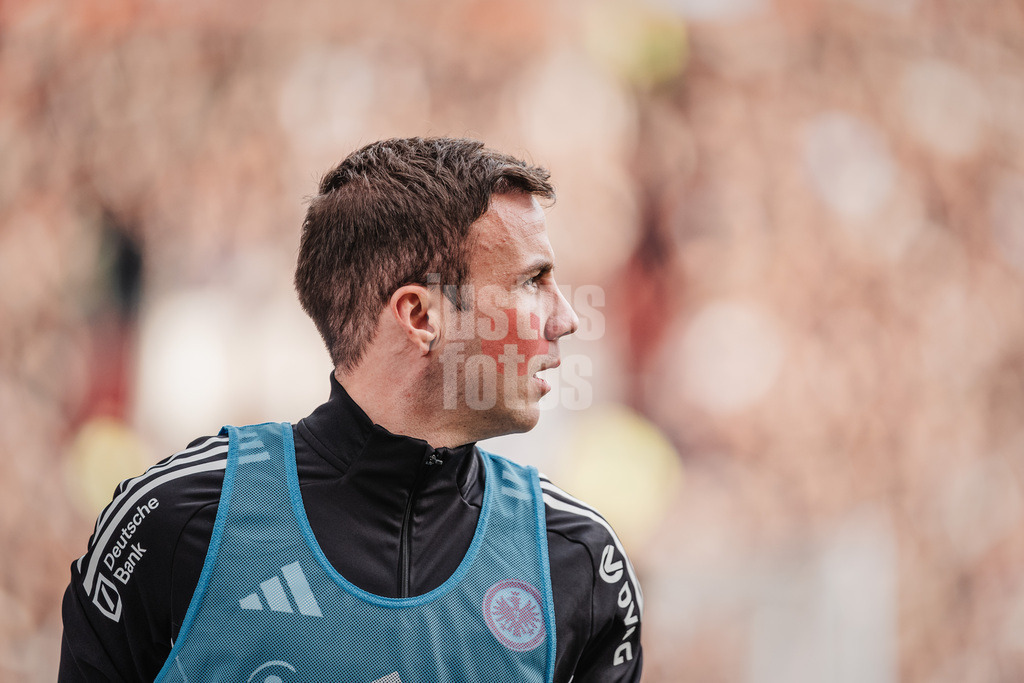 Fußball | Männer | Saison 2025/2026  | Fußball-Bundesliga | 25. Spieltag | FC St. Pauli vs. Eintracht Frankfurt | 08.03.2026 | Mario Götze (#27, Eintracht Frankfurt) beim Aufwärmen