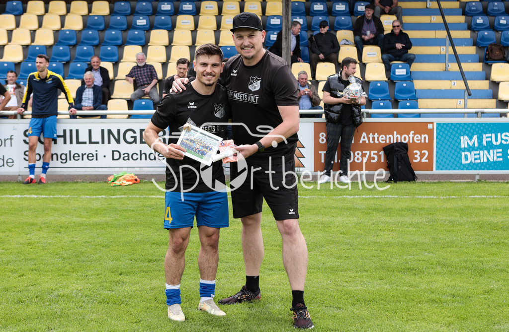 FC Pipinsried - SV Wacker Burghausen | Der FC Pipinsried verabschiedet vor der Partie gegen Burghausen noch einige Spieler / Im Bild Claudio MILICAN (FCP #14) und Praesident Benny Rauch