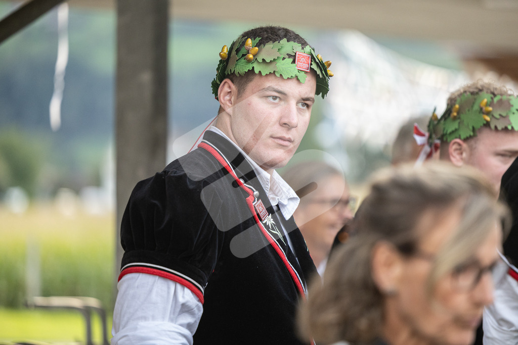 ESAF2025_Empfang_8438 | Die Schwinger des Schwyzer Kantonalen Schwingerverbandes: Fotos, die Dynamik und Leidenschaft festhalten, sowie emotionale Momente aus dem traditionellen Schwingsport zeigen. - Realisiert mit Pictrs.com