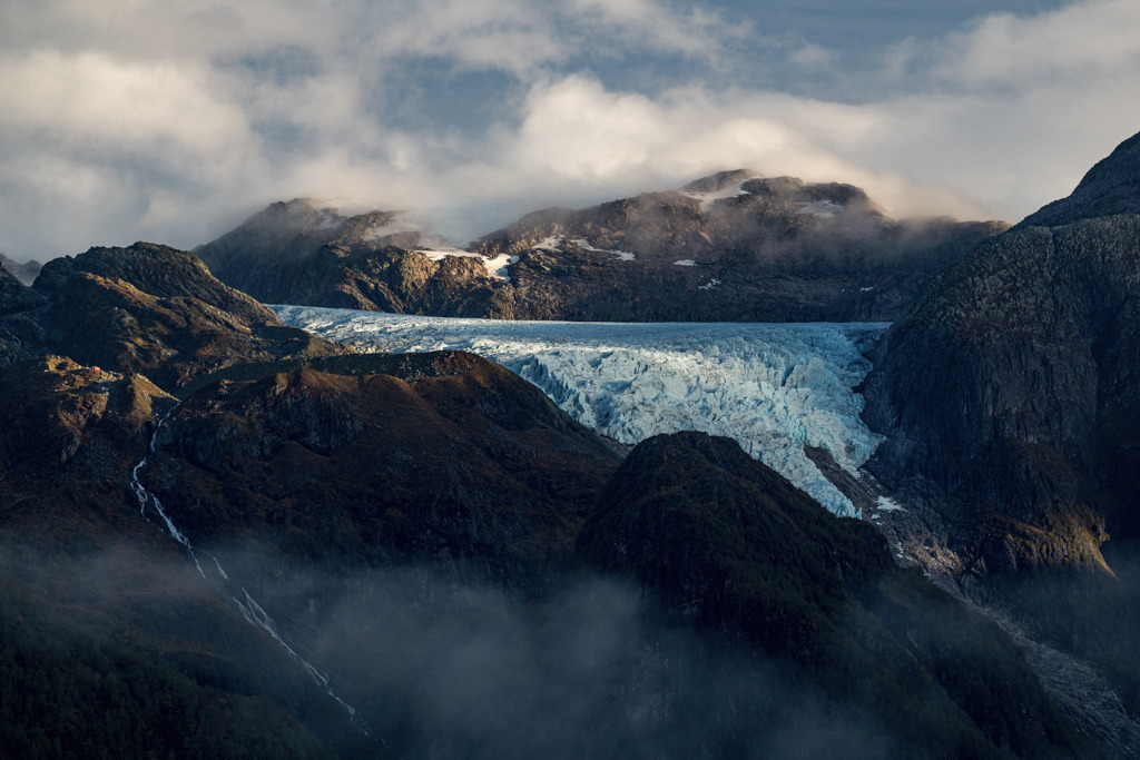 Flatbreen-Gletscher in Fjordnorwegen | Von unserer Hütte aus blickten wir auf den Gletscher, der sich über den Tag hinweg in immer anderer Erscheinung darbot. - Realisiert mit Pictrs.com