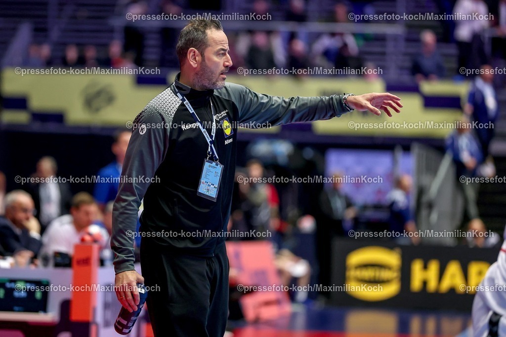 EHF19012601010 | 19.01.2026, Handball, Men's EHF EURO 2026, Österreich - Serbien, Jyske Bank Boxen in Herning, Dänemark, Preliminary Round:  Headcoach Iker Romero Fernandez (Austria #hc) gestikulierend am Spielfeldrand  