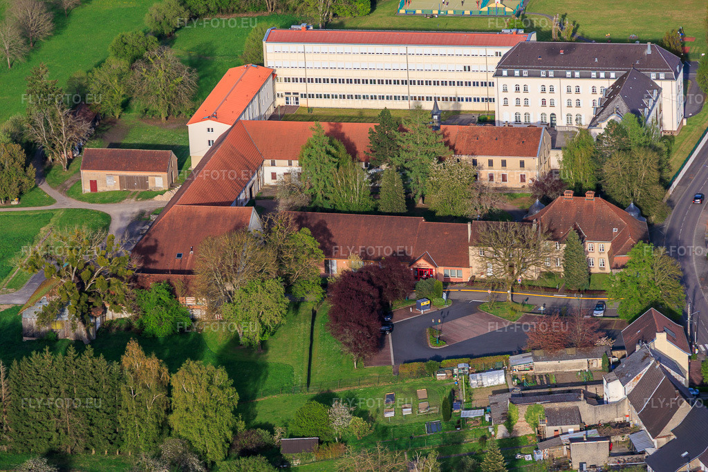 Vue aérienne: Salle des fêtes du Clos du Château, mairie et école primaire à Neufgrange dans le département Moselle, France – .Photo: IMG_154630.jpg prise le 17/04/2026 par Werner Riehm/FLY-FOTO.eu – Résolution de l'original: 5377 x 3585 px